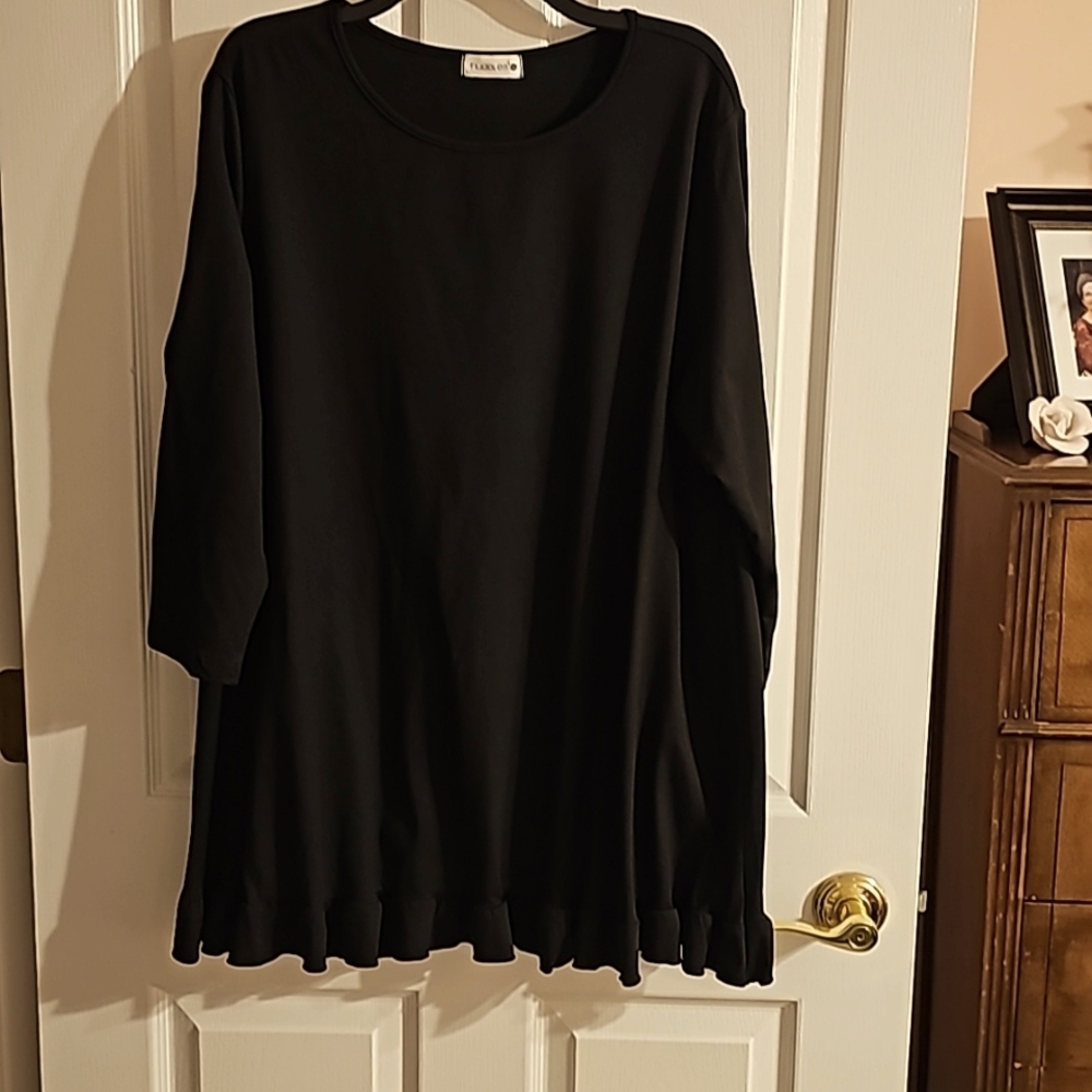 Nuggles 2X black top, 3/4 sleeve, ruffle around hem Euc